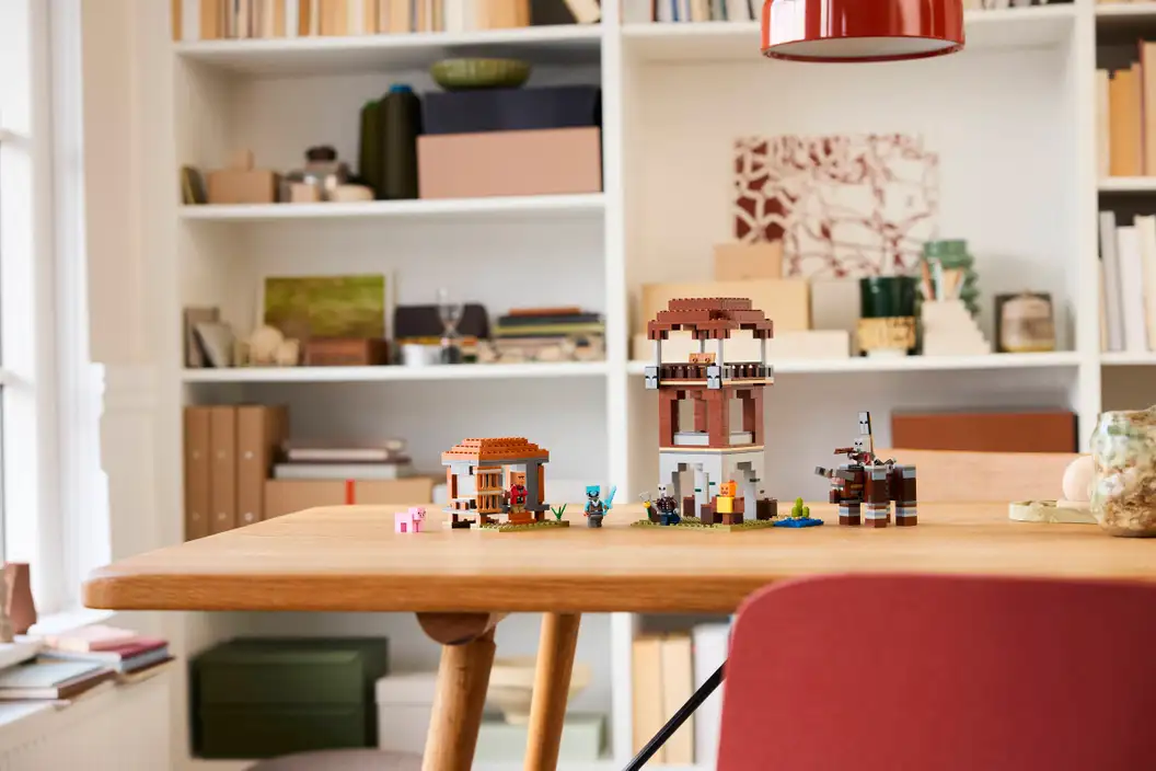 LEGO® Minecraft® ǀ Plėšikų sargybos postas ir naikintojas 21278