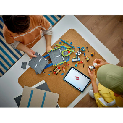 LEGO® | City Be ribų: lenktyninių automobilių rampų trasa 60460