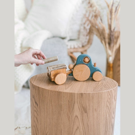 Traktorius su rąstais