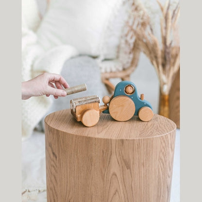 Traktorius su rąstais